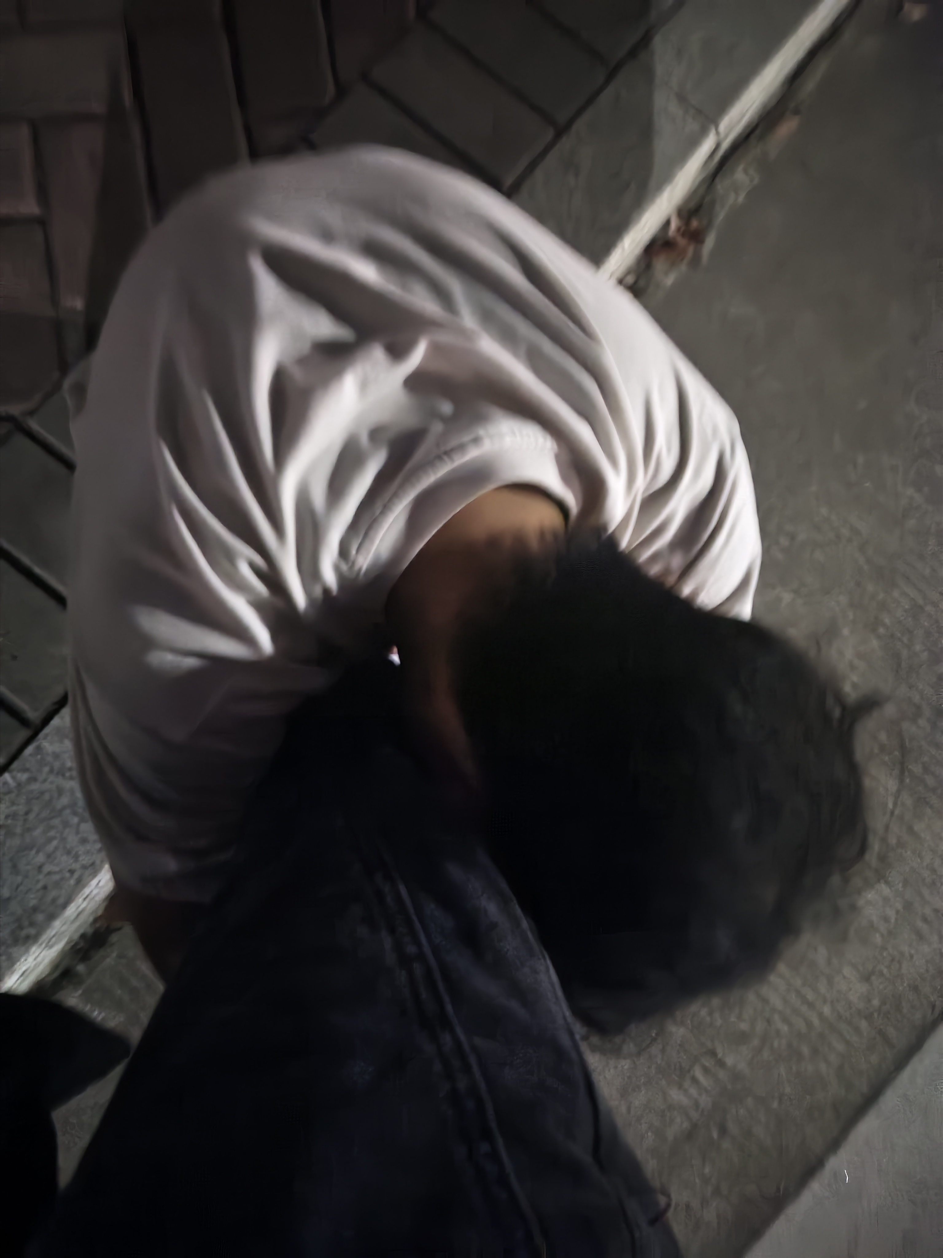 救命！这里有个醉汉抱着我大腿不撒手！！！